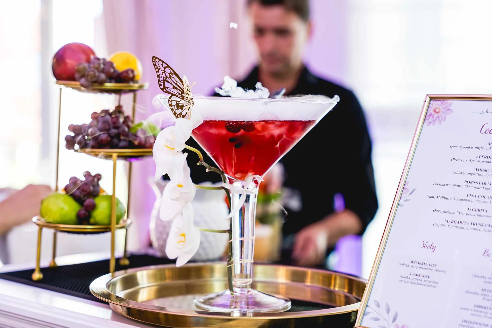 Barman na wesele serwuje eleganckie drinki